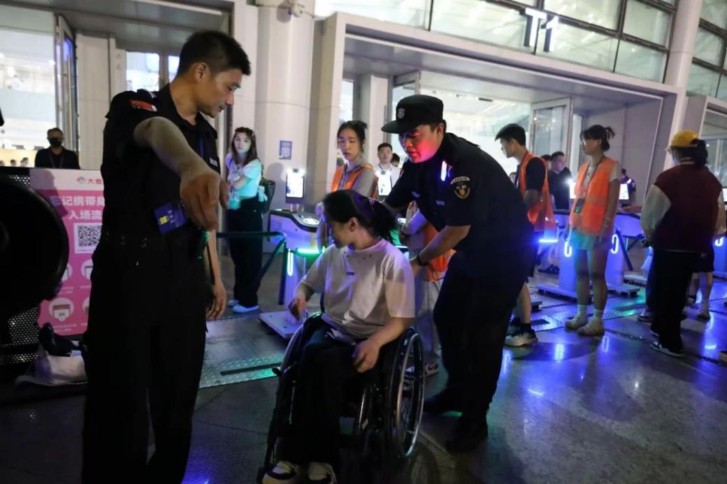 C:/Users/Administrator/Desktop/“安保鐵軍、硬核保障”2024系列報道四十二——南京市保安服務(wù)有限公司成功護航張碧晨「今兒個開心」十周年巡回演唱會南京站安保任務(wù)/5.jpg5