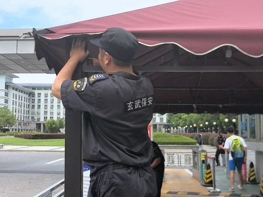 C:/Users/Administrator/Desktop/臺風“貝碧嘉”來襲，南京保安積極應對，“守”護萬家團圓！/6.jpg6