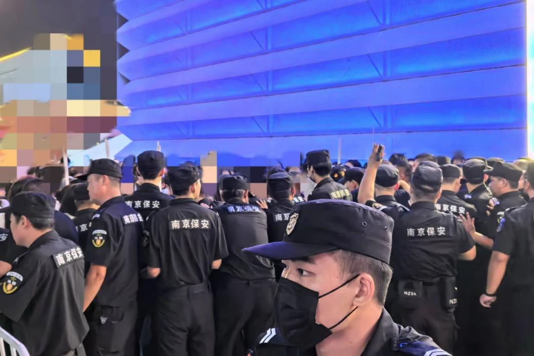 C:/Users/Administrator/Desktop/臺風“貝碧嘉”來襲，南京保安積極應對，“守”護萬家團圓！/12.jpg12