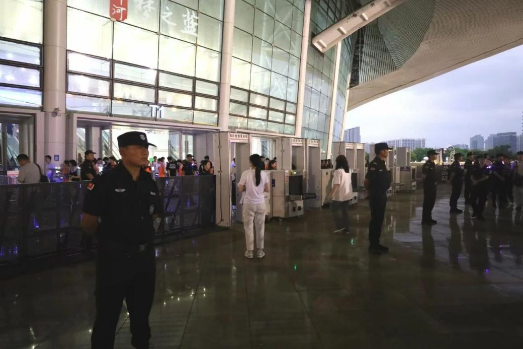 C:/Users/Administrator/Desktop/“安保鐵軍、硬核保障”2024系列報道四十二——南京市保安服務(wù)有限公司成功護航張碧晨「今兒個開心」十周年巡回演唱會南京站安保任務(wù)/3.jpg3