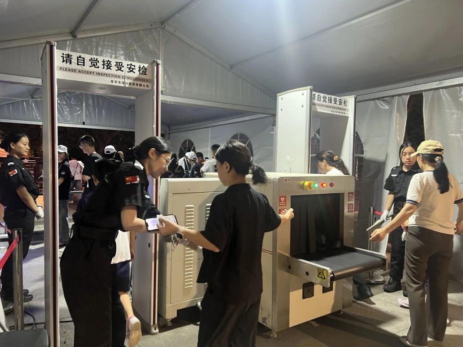 C:/Users/Administrator/Desktop/臺風“貝碧嘉”來襲，南京保安積極應對，“守”護萬家團圓！/9.jpg9