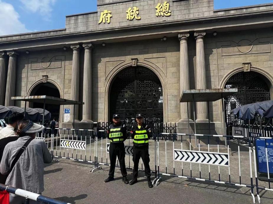 C:/Users/Administrator/Desktop/臺風“貝碧嘉”來襲，南京保安積極應對，“守”護萬家團圓！/7.jpg7