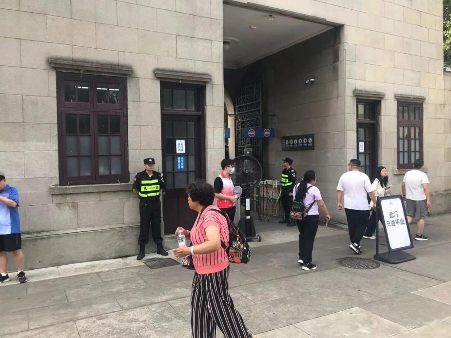 C:/Users/Administrator/Desktop/臺風“貝碧嘉”來襲，南京保安積極應對，“守”護萬家團圓！/8.jpg8